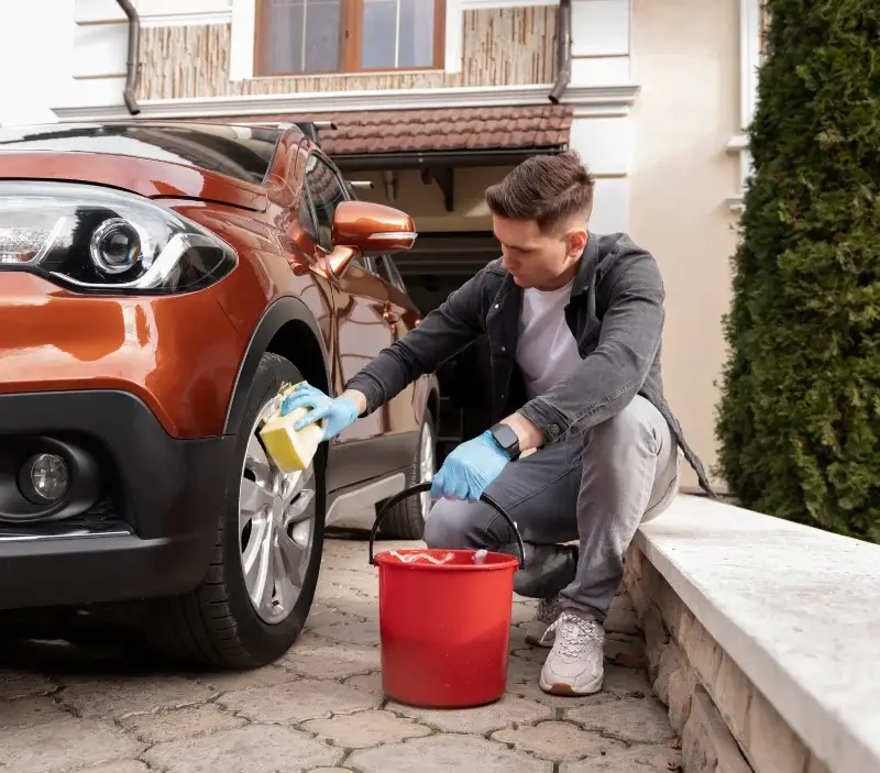 Lavage auto à domicile Saint-Maurice-près-Crocq : professionnel intervenant sur un véhicule